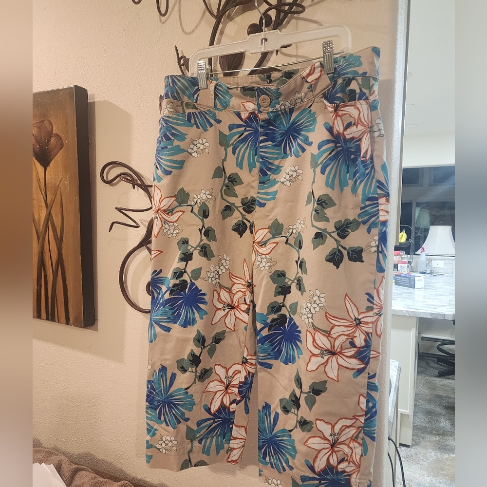 White stag floral capris. 12 average